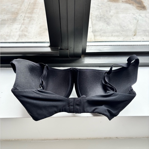 SKIMS Fits Everybody T-Shirt Bra in Onyx - Picture 5 of 7